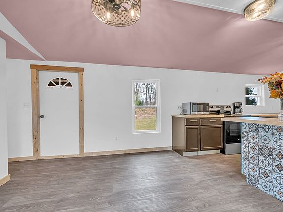 3rd image of 1148 S Bear Creek Rd