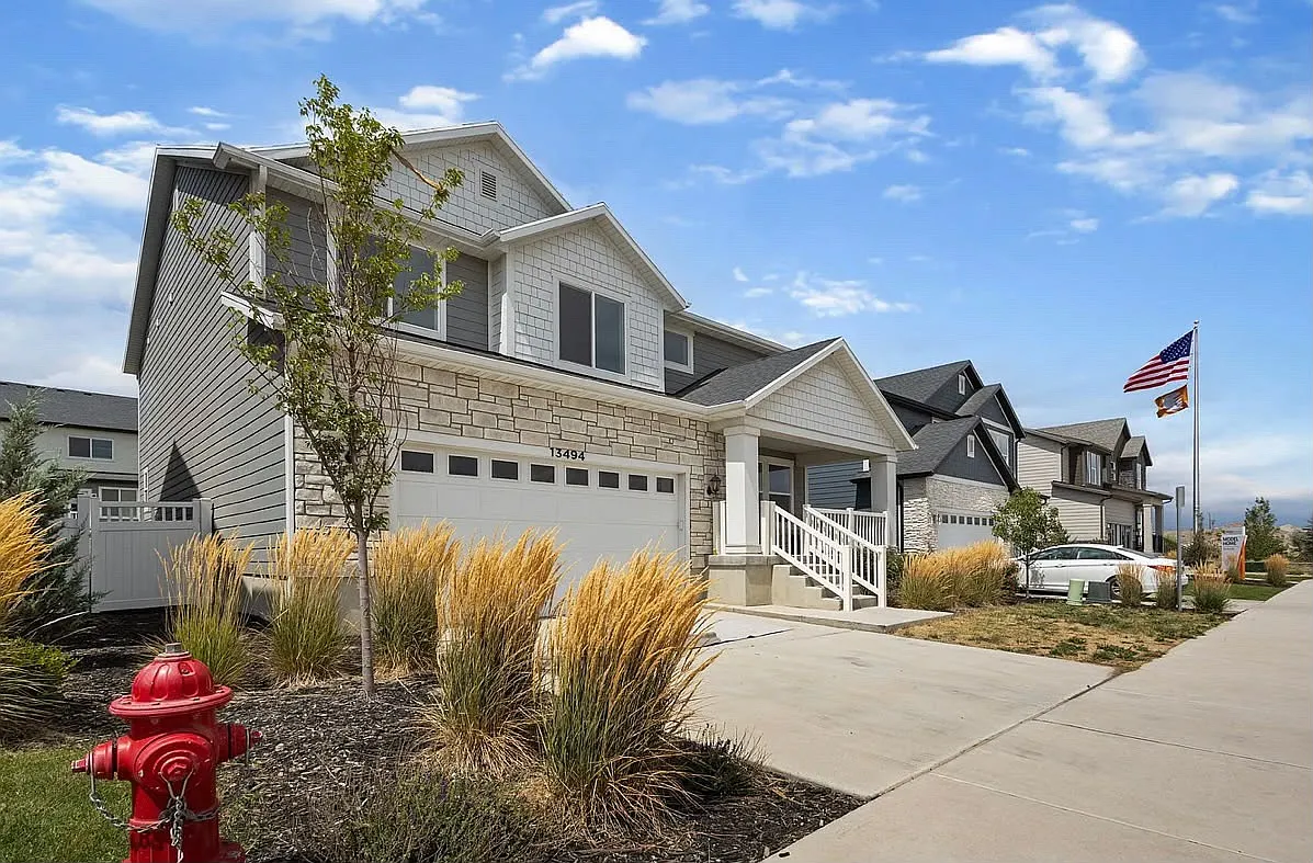 4 bed, 2.5 bath, 3600 sqft, $3,200 — Photo 2