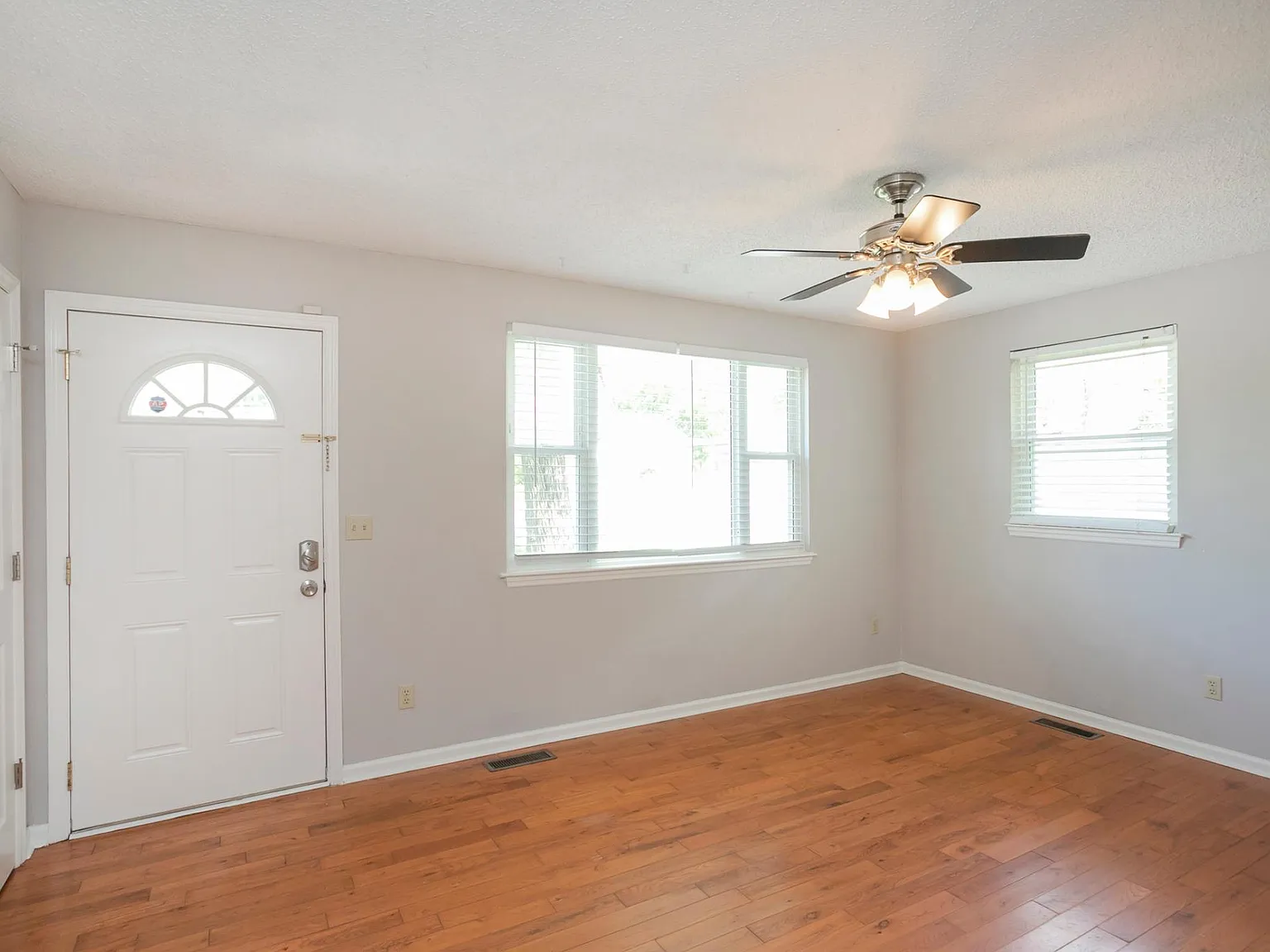 2 bed, 825 sqft, $1,900 — Photo 2