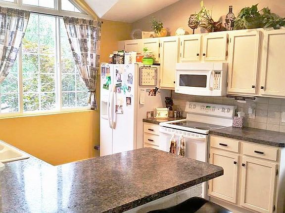 2nd image of 722 Cashew Ct NW