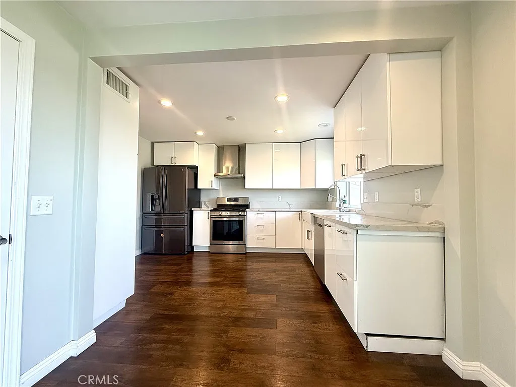 4 bed, 2878 sqft, $5,200 — Photo 2