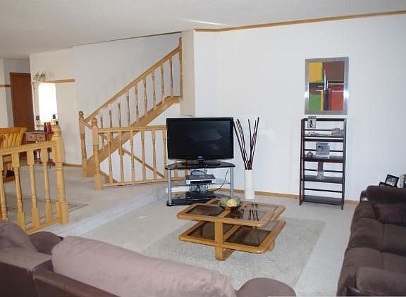 4th image of 11911 Kenyon St NE