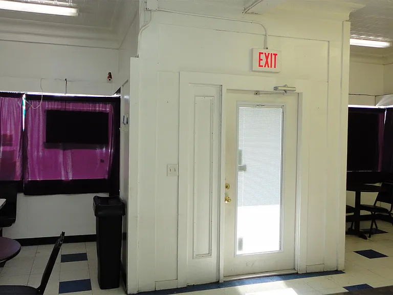 469 Delaware Ave — Photo 10