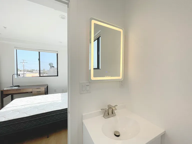 3100 S Normandie Ave — Photo 29