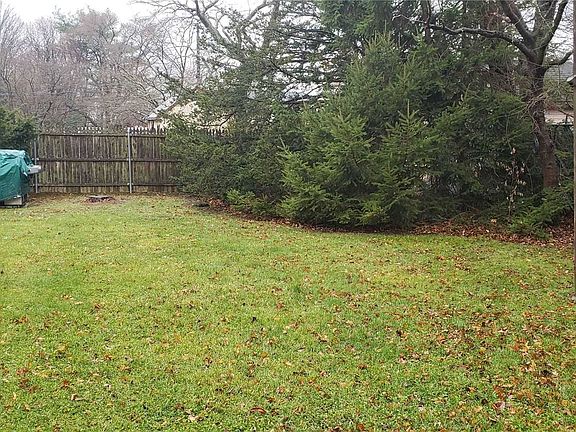 4th image of 562 Freeman Ave
