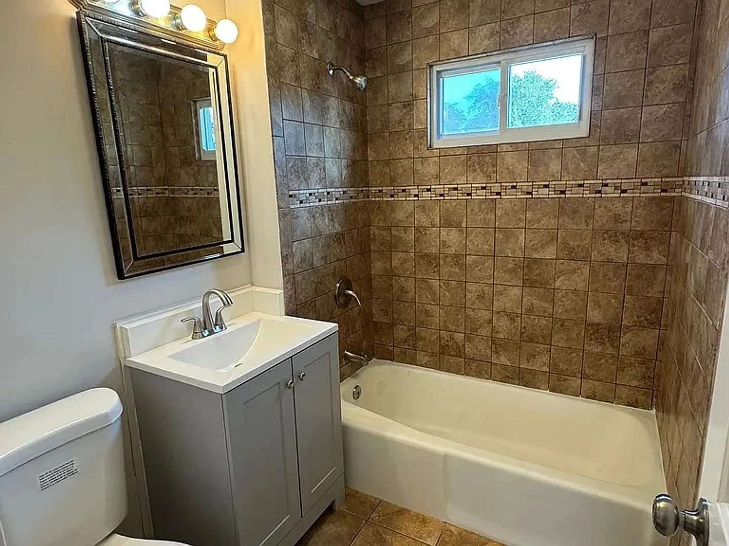 Welcome to 238 Mount Vernon Street a spacious 3-bedroom, 1.5-bath apartment in Lawrence, Massachu... — Photo 4