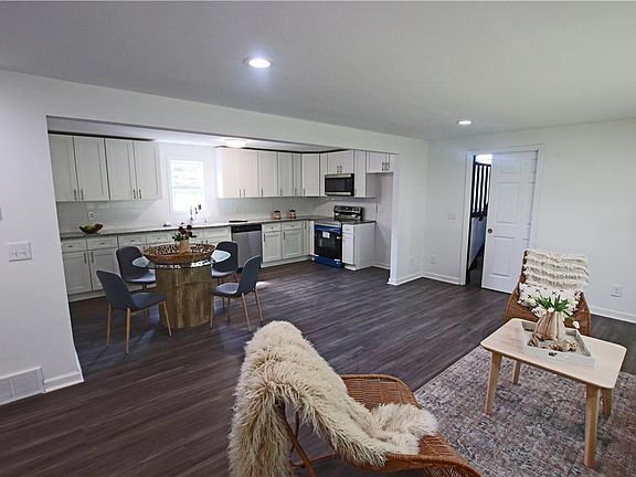 5th image of 9 Rolling Meadow Dr N