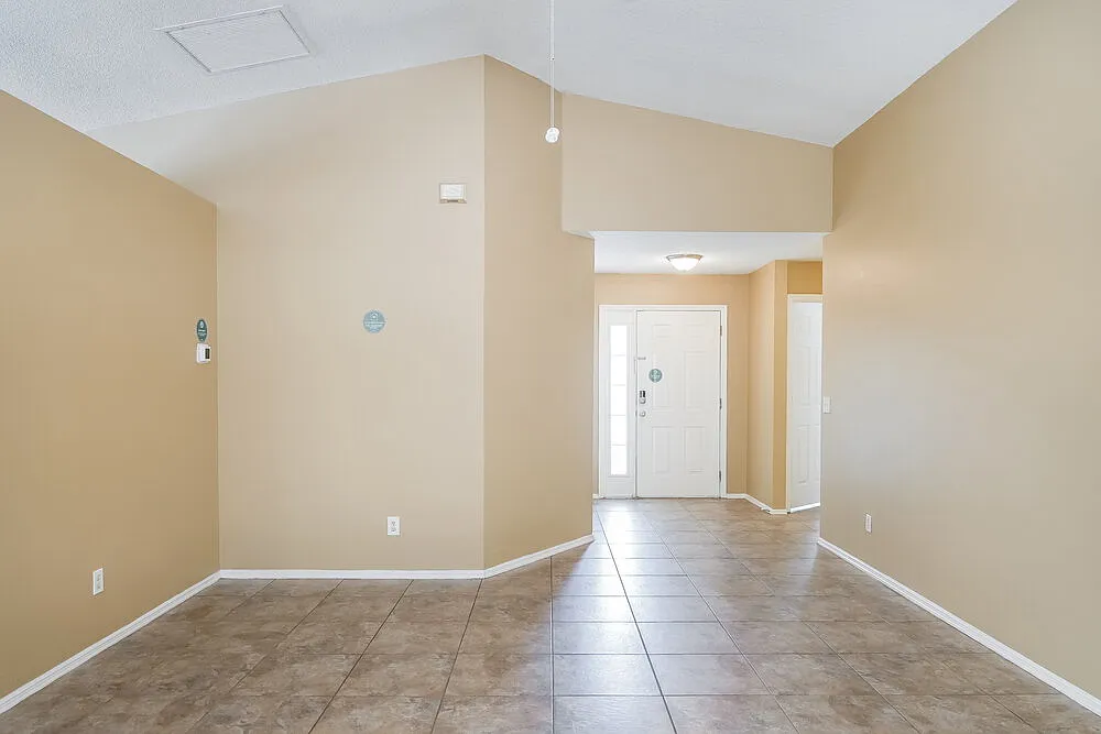 3 bed, 2.0 bath, 1309 sqft, $2,790 — Photo 3