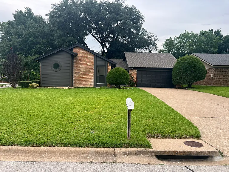 601 N Riverside Dr — Photo 3