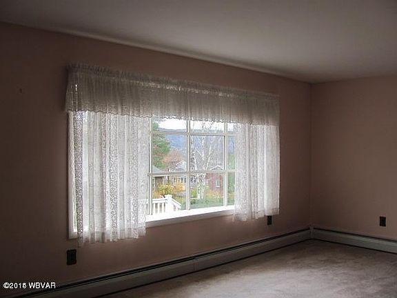 33 pineview dr living.jpg