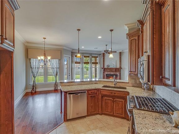 5th image of 206 Roanoke Cir