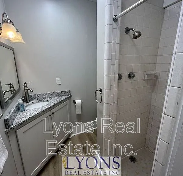 205 E College St #C — Photo 4
