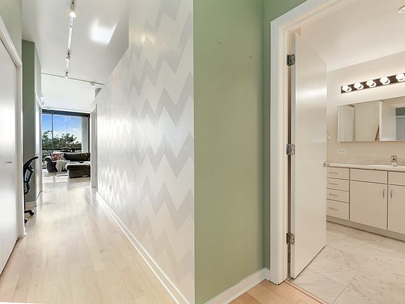 4th image of 860 W Blackhawk St #303
