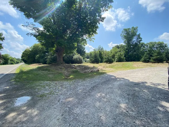 2616 Bowers Rd, Lapeer, MI 48446