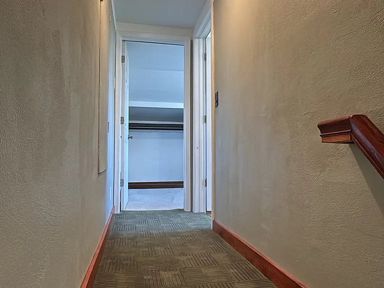Upper hallway to bedrooms