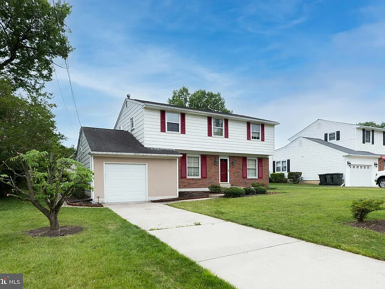 410 Woodlawn Ave — Photo 1