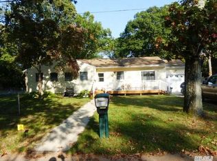 9 Myrtle Ln, Coram, NY 11727