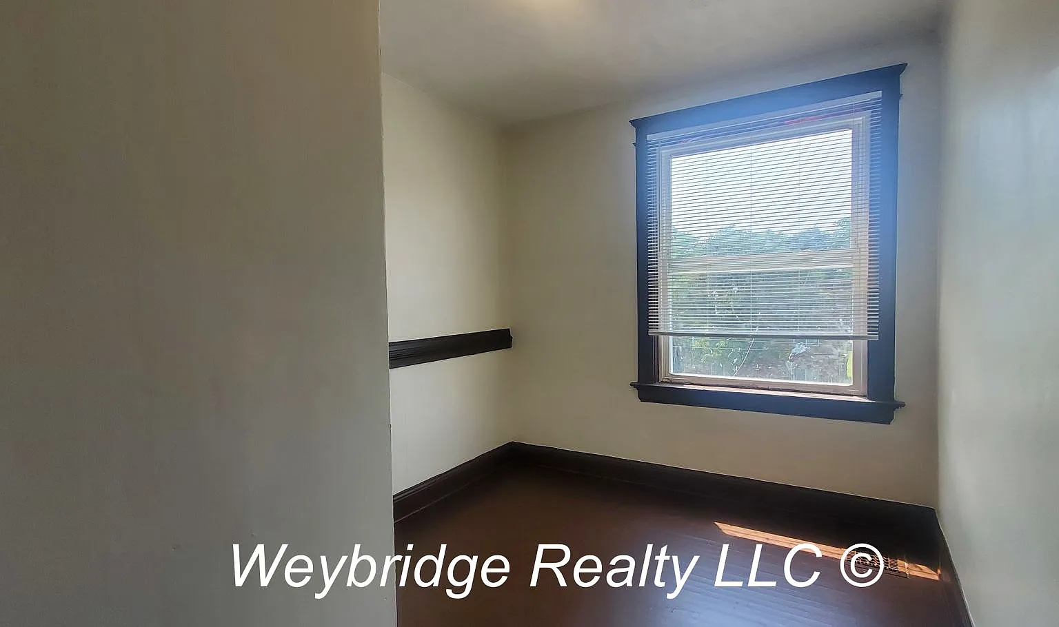 Spacious 5-bedroom 1 and a half bathroom house in Evanston — Photo 3