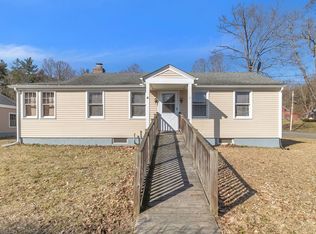4 Park St, Russell, MA 01071