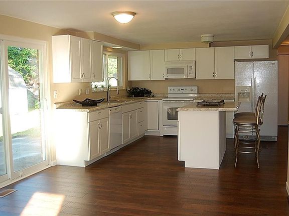 4th image of 6833 Laurelview Dr