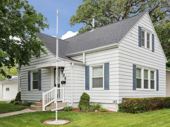 208 Iowa St, Manchester, IA 52057