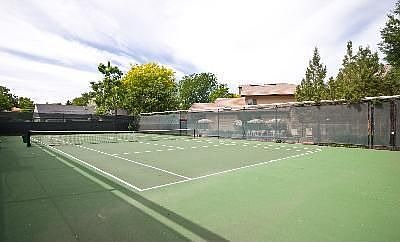 5th image of 18 Hyde Park Cir