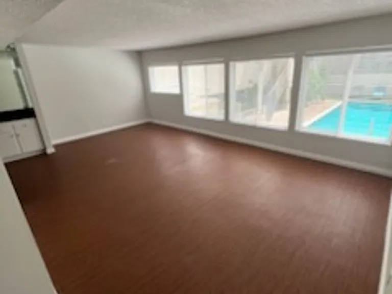 17440 Burbank Blvd — Photo 10