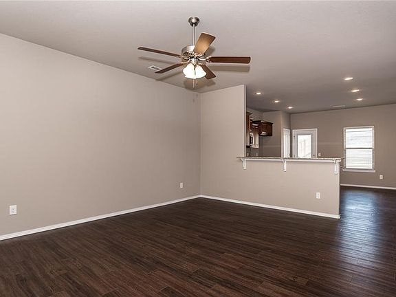 3rd image of 408 Driftwood St