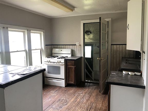 4th image of 1308 Essex St