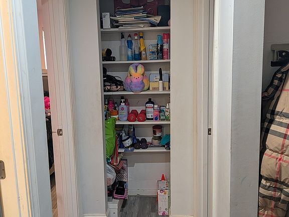 5th image of 570 Farnum Ave