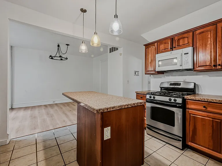 412 W 23rd St — Photo 11