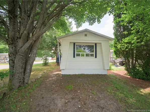 198 Moore St, Fredericton, NB E3B 8L8