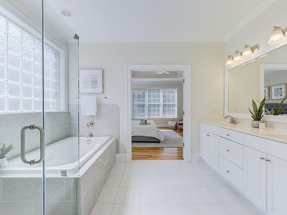 4th image of 401 Aiken Hunt Cir
