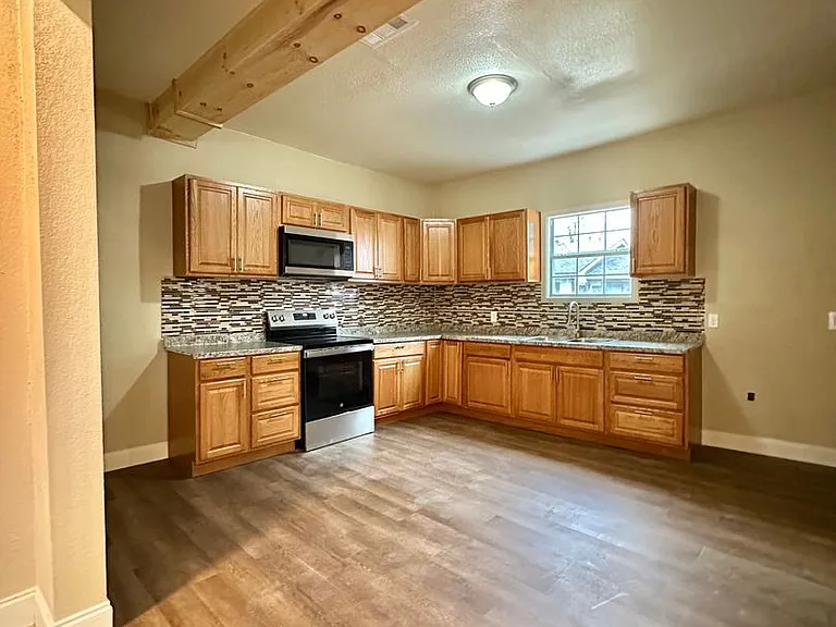 1320 Orient St — Photo 6