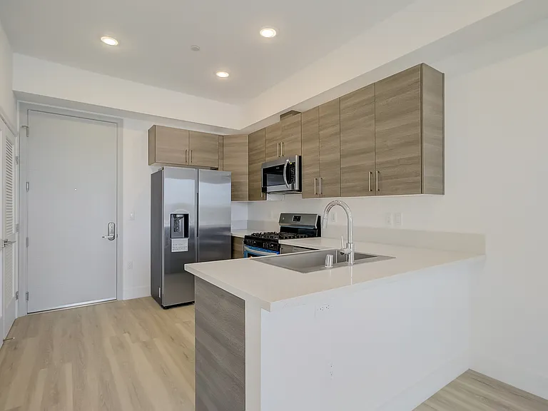 547 N Heliotrope Dr — Photo 8