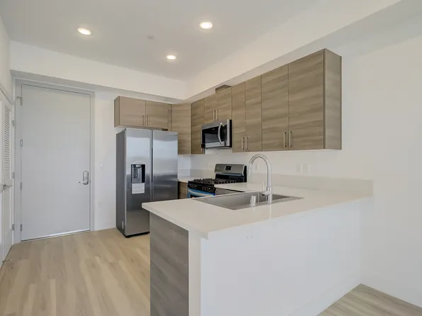 547 N Heliotrope Dr, Los Angeles, CA 90004