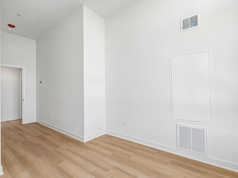1100-15 W Grand Ave #519 — Photo 31
