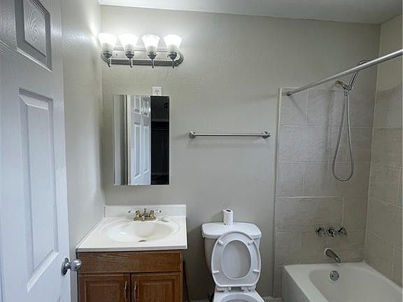 4th image of 2421-23 Octavia Dr
