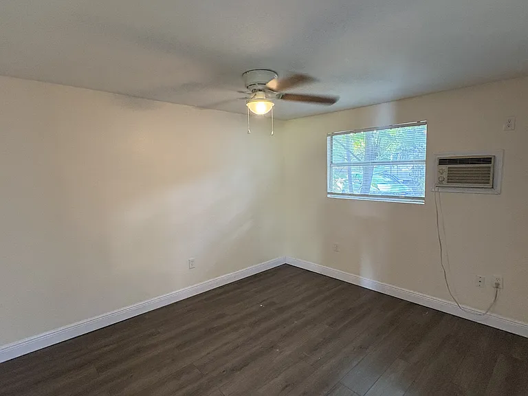 905 E Crawford St — Photo 12