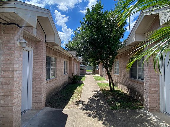 2nd image of 1715 Lexington Cir #5