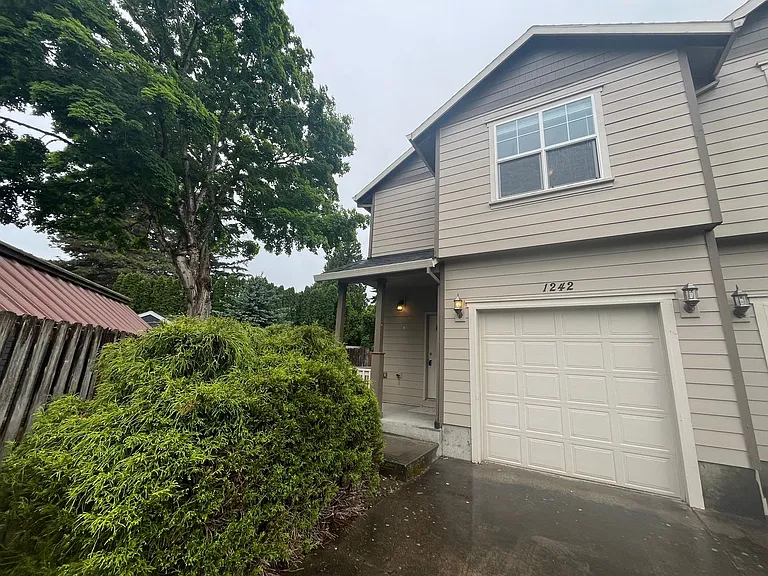 1242 SE Roberts Ave — Photo 1