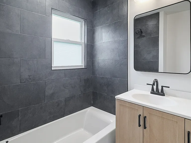 Full bathroom 1