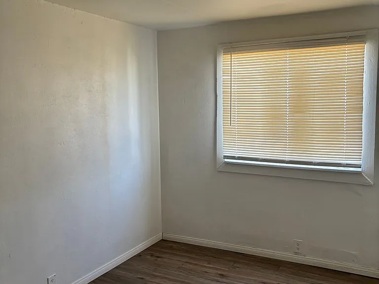 881 1st St #4 — Photo 3