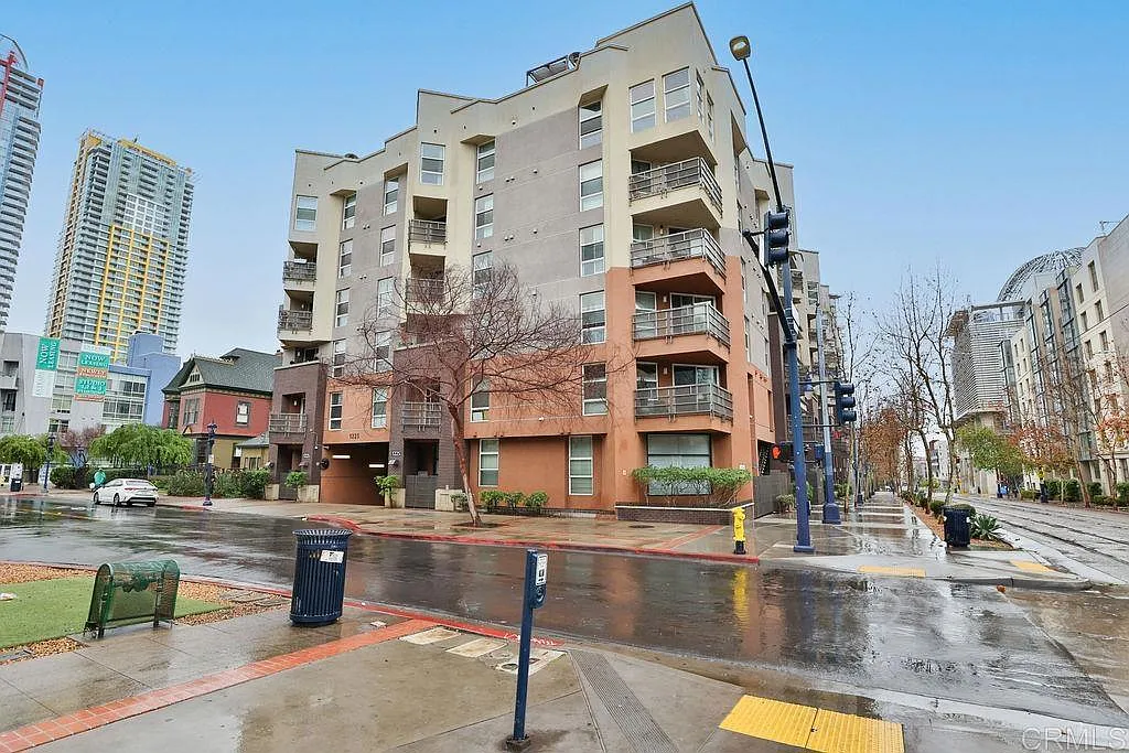 1 bed, 1.0 bath, 892 sqft, $3,000 — Photo 2