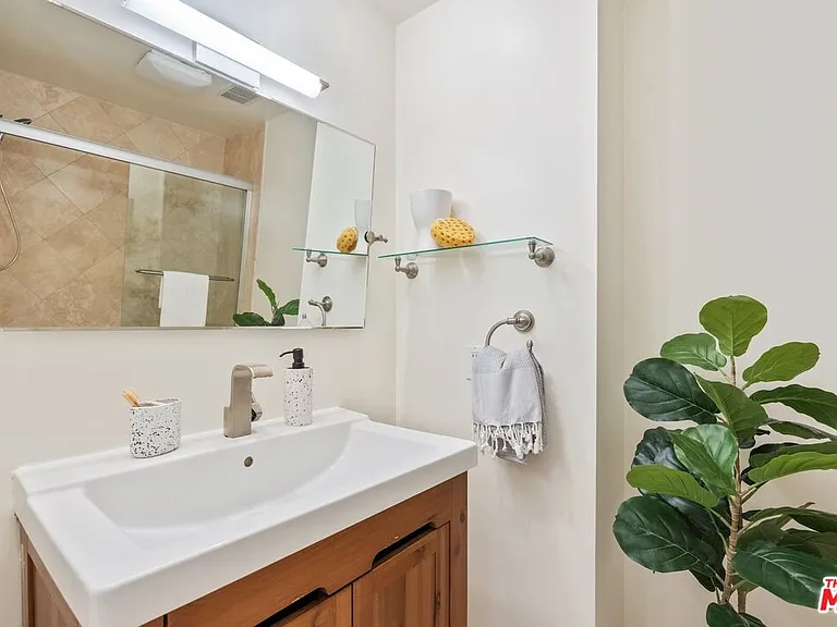 7250 Franklin Ave #1006 — Photo 11