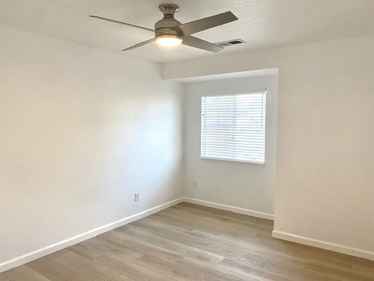 Oak Park Village Apartments — Photo 33