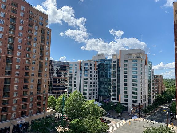 3rd image of 901 N Monroe St APT 810