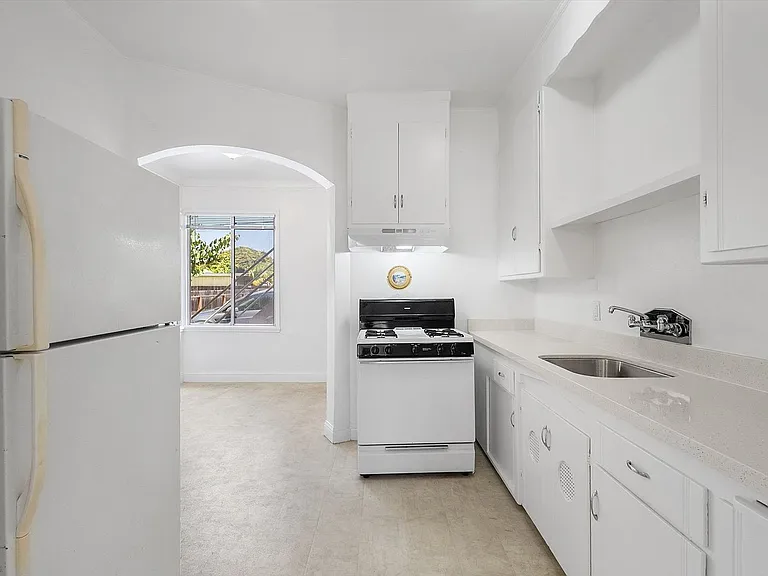 221 Pacific Ave — Photo 8