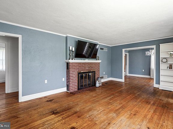 2nd image of 402 Park Pl