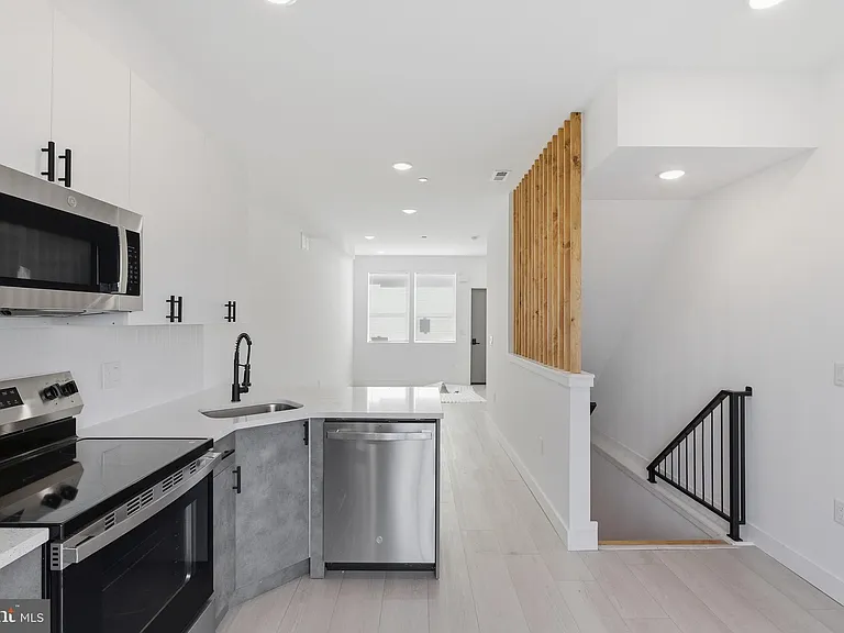 1025 W Orleans St — Photo 5